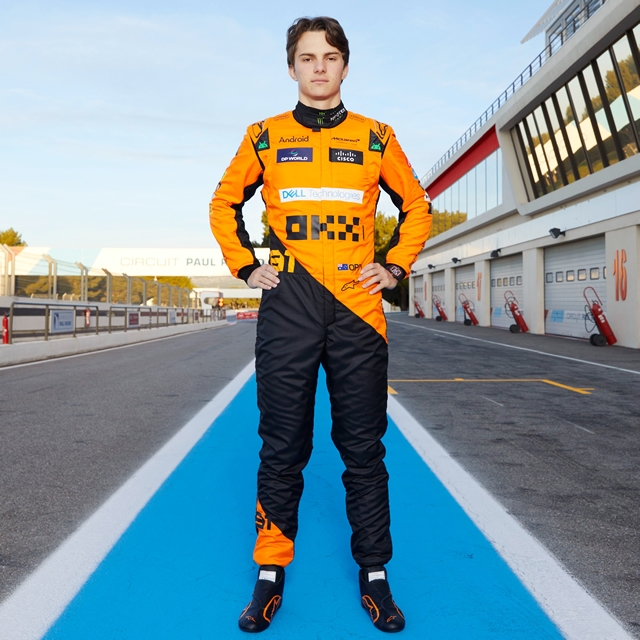 マクラーレン、2024年のレーシング・スーツをお披露目 | Formula Web 